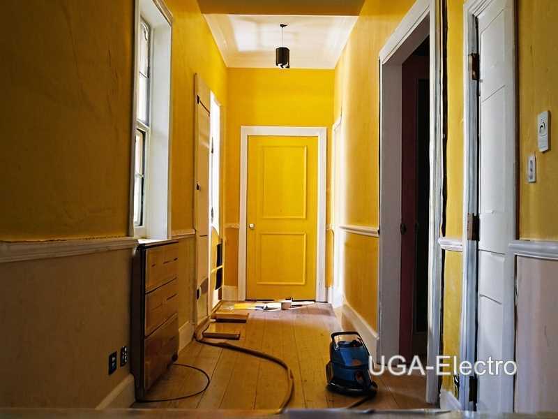 Как сочетать плитку с другими отделочными материалами в прихожей?