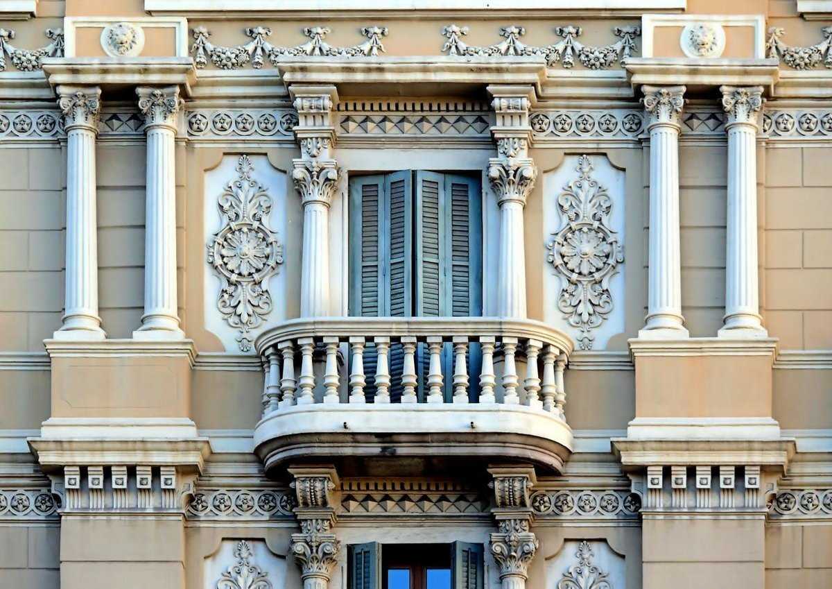 Архитектурные элементы в интерьере: колонны, арки, балконы